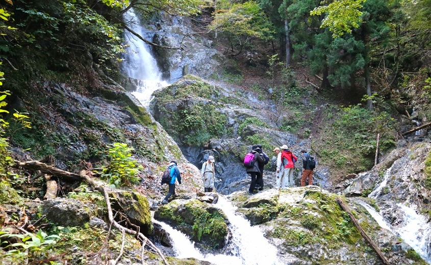 《京都駅発着》美山の秘境の滝を目指す！洞の滝トレッキング＆かやぶきの里日帰りバスツアー